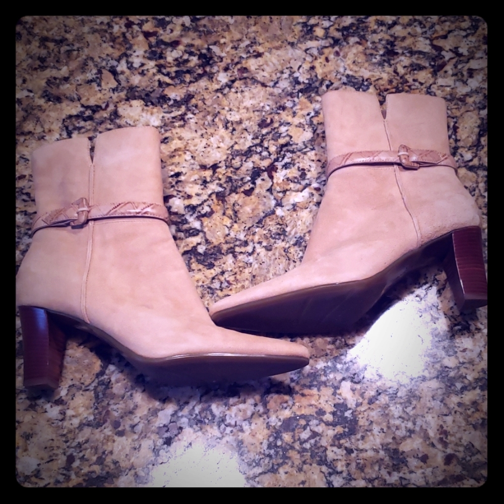 Liz Claiborne Flex Tan Booties Size 7.5